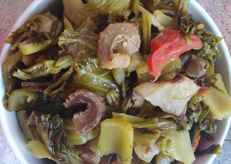 Chế biến món ăn gân vàng của bò hầm cải dưa chua